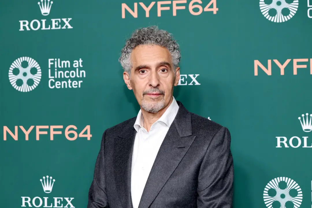 John Turturro no filme A Statement, que estreou no New York Film Festival, mostra um trabalho forte. A gente vê que Hol…