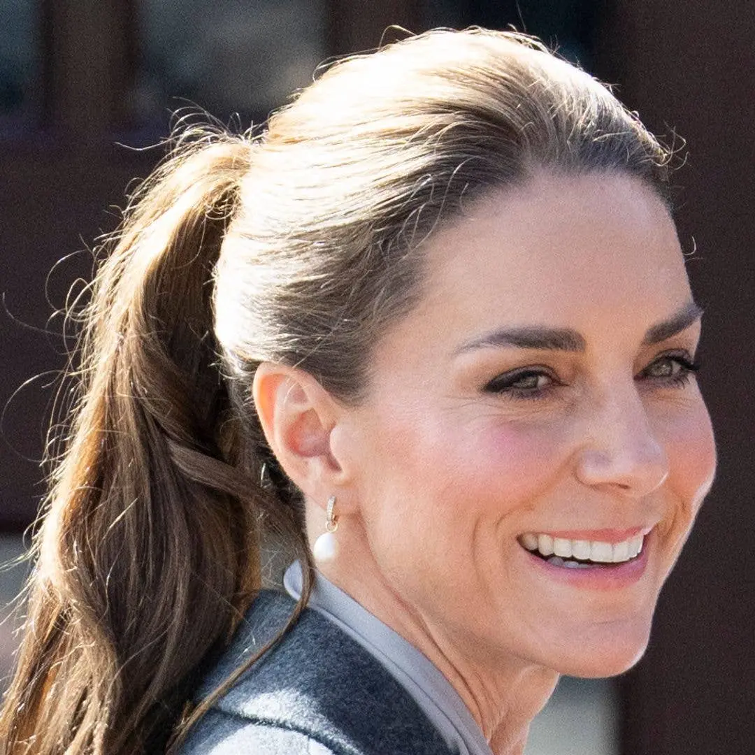 Kate Middleton usou um vestido Burberry de camurça marrom escuro no Castelo de Windsor em setembro de 2026. É interessa…