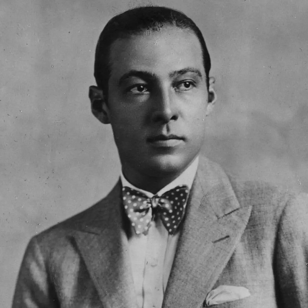 Rudolph Valentino foi a estrela de Hollywood que alcançou o status de símbolo sexual na década de 20. Essa figura icôni…
