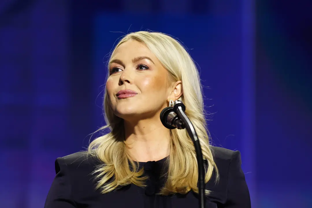 Karoline Leavitt, ex secretária de imprensa da administração Trump, vai integrar a Fox News como colaboradora. Esse mov…