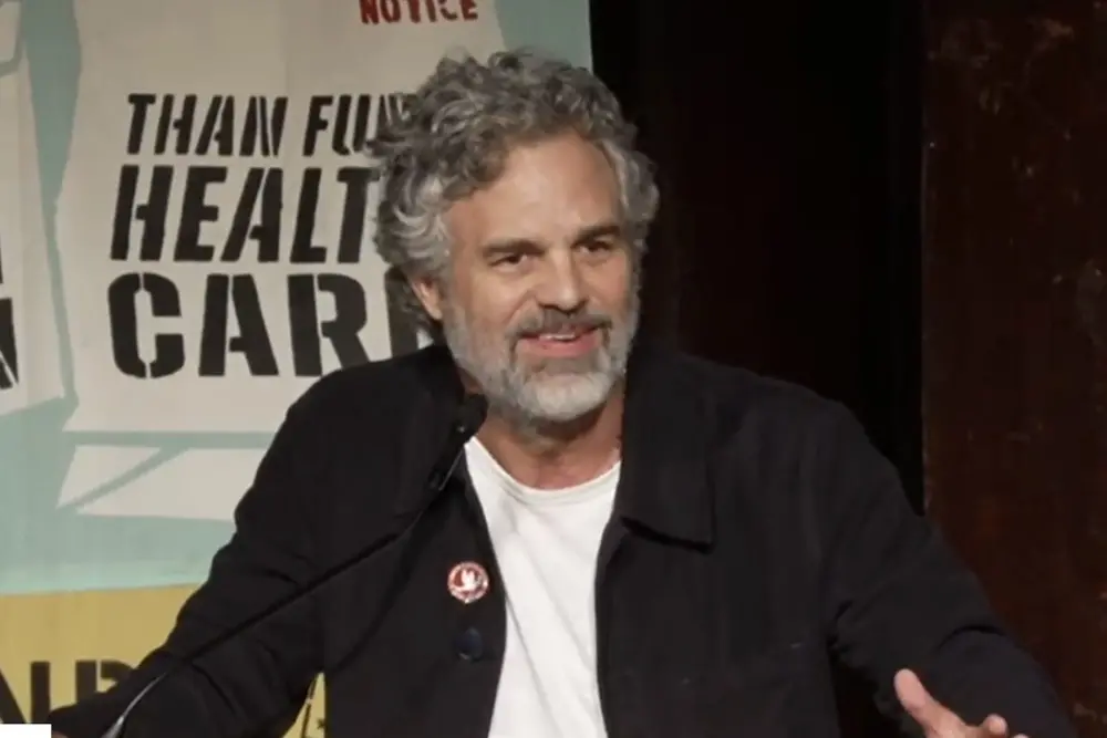 Mark Ruffalo falou em Nova York numa noite de domingo, avisando que ia Hulk out se Trump tentar limitar votos nas eleiç…