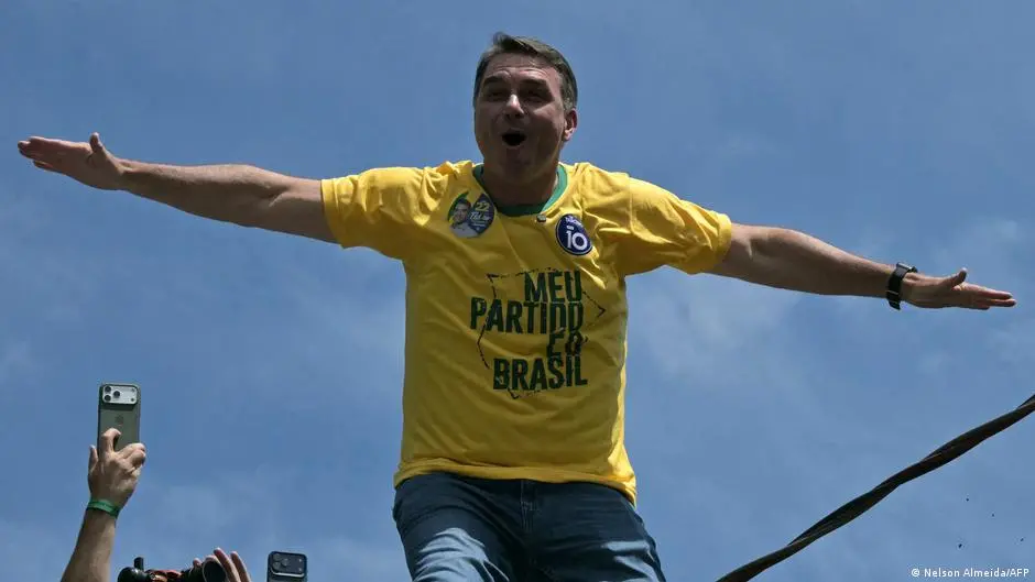 Flavio Bolsonaro ameaça reeleição de Lula e imprensa internacional aponta favoritismo dele no segundo turno. A fala amp…