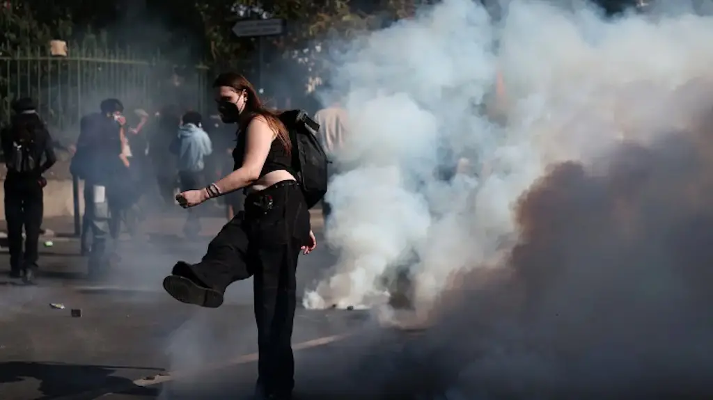 Na França, o governo vai obrigar os responsáveis pelos danos de protestos a custear as reparações, visando proteger os …