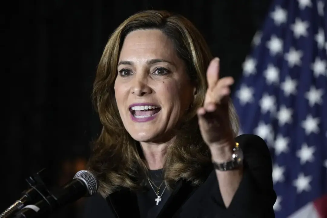 Maria Elvira Salazar, deputada americana, pediu derrota de Lula no segundo turno, criticando Moraes e acusando o presid…