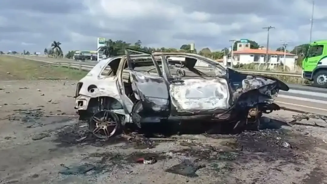 Na BR-050, em Ipameri, um homem morreu após carro capotar e pegar fogo na madrugada deste domingo. Duas pessoas ficaram…