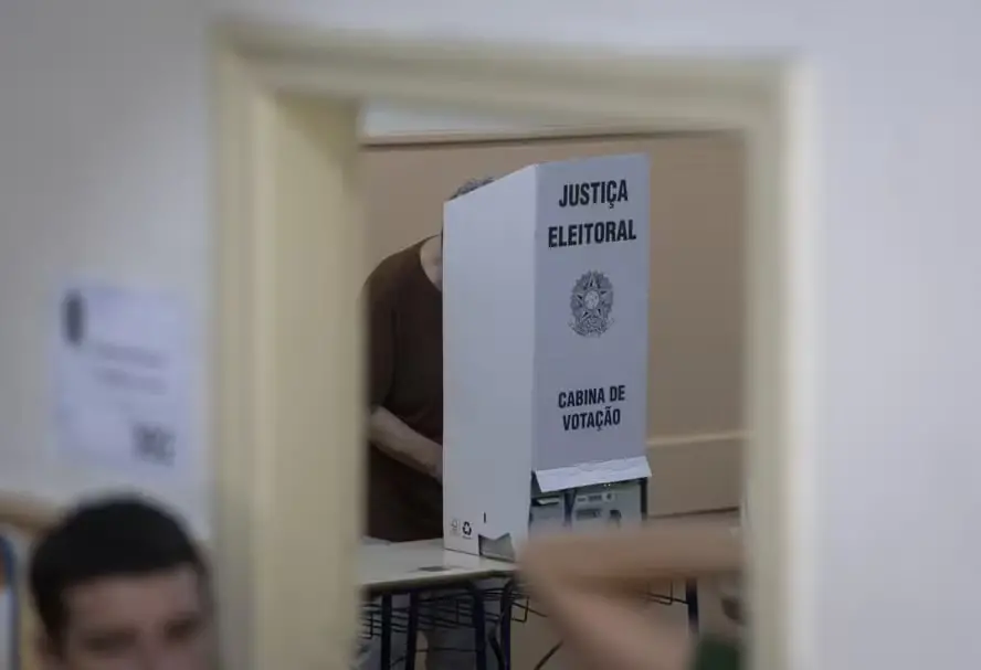 Rio registrou 23,32% de abstenção no primeiro turno, um índice maior que a média nacional. A mudança de locais de votaç…
