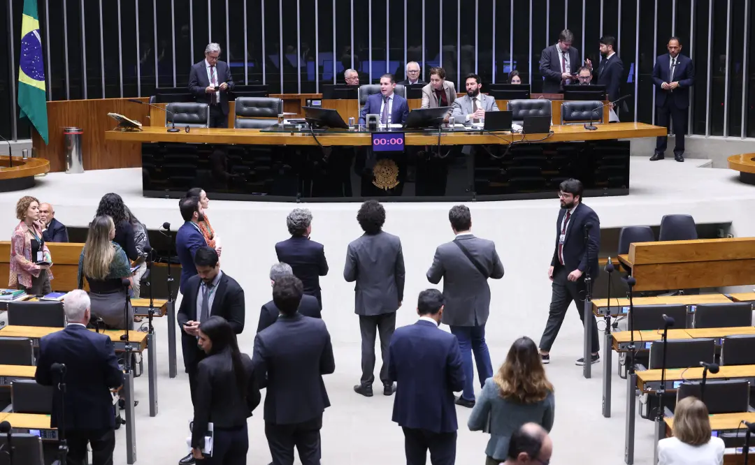PL com 121 deputados federais, um recorde desde a redemocratização. Esse ganho fortalece um bloco grande, que já detinh…