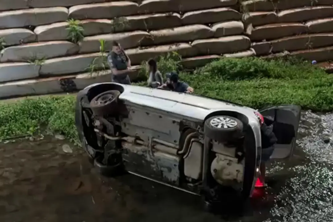 Em Hortolândia, um carro perdeu controle na curva e caiu dentro do Ribeirão Jacuba, deixando três pessoas feridas. Acid…