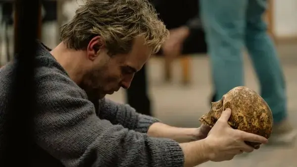Ian Charleson assumiu o Hamlet no Teatro Nacional, ocupando o papel de Daniel Day Lewis na produção de 1989. A troca de…