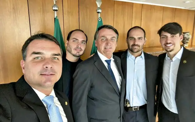 Quatro eleitos da família Bolsonaro chegam a Brasília com os resultados de 2026. Essa ampliação da presença no Legislat…
