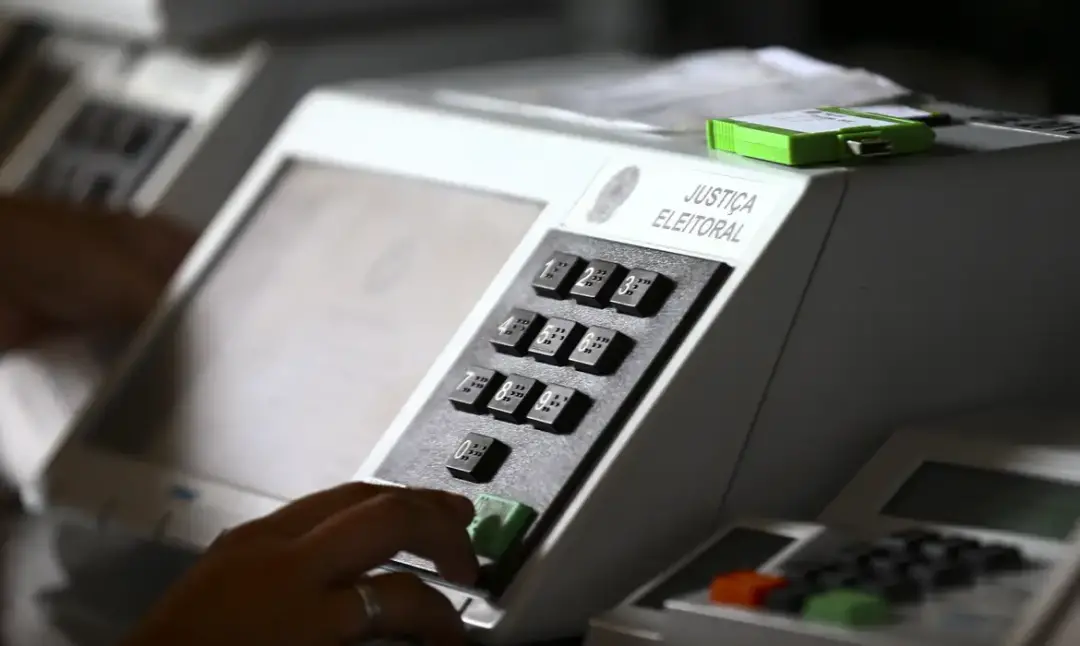 No Distrito Federal o primeiro turno correu com êxito, segundo o presidente do TRE-DF, com a última urna lançada às 20h…