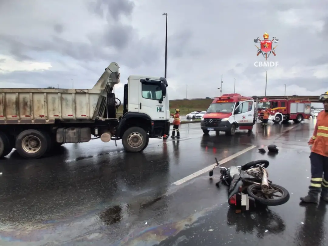 EPTG, manhã de segunda, um motociclista ficou ferido após colidir com um caminhão caçamba. A suspeita inicial é de frat…