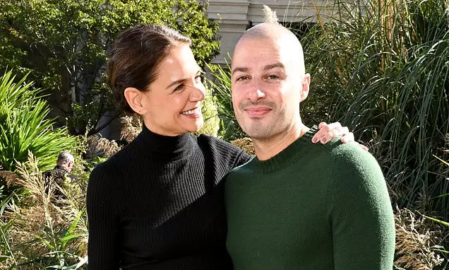 Katie Holmes e Jason Bard Yarmosky foram ao show da Gabriela Hearst na Semana de Moda de Paris. Observo que o foco ness…