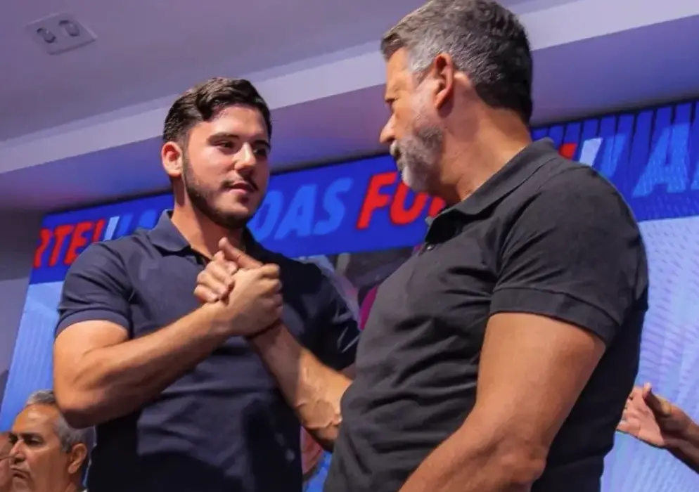 Alvinho Lira, filho de Arthur Lira, foi eleito deputado federal com 172628 votos, sendo o mais jovem do país. A nova re…
