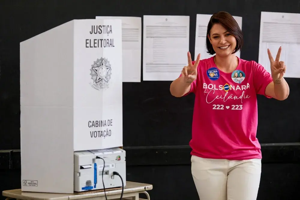 Michelle Bolsonaro foi eleita senadora pelo Distrito Federal com 938.496 votos, sendo a primeira ex-primeira-dama a con…