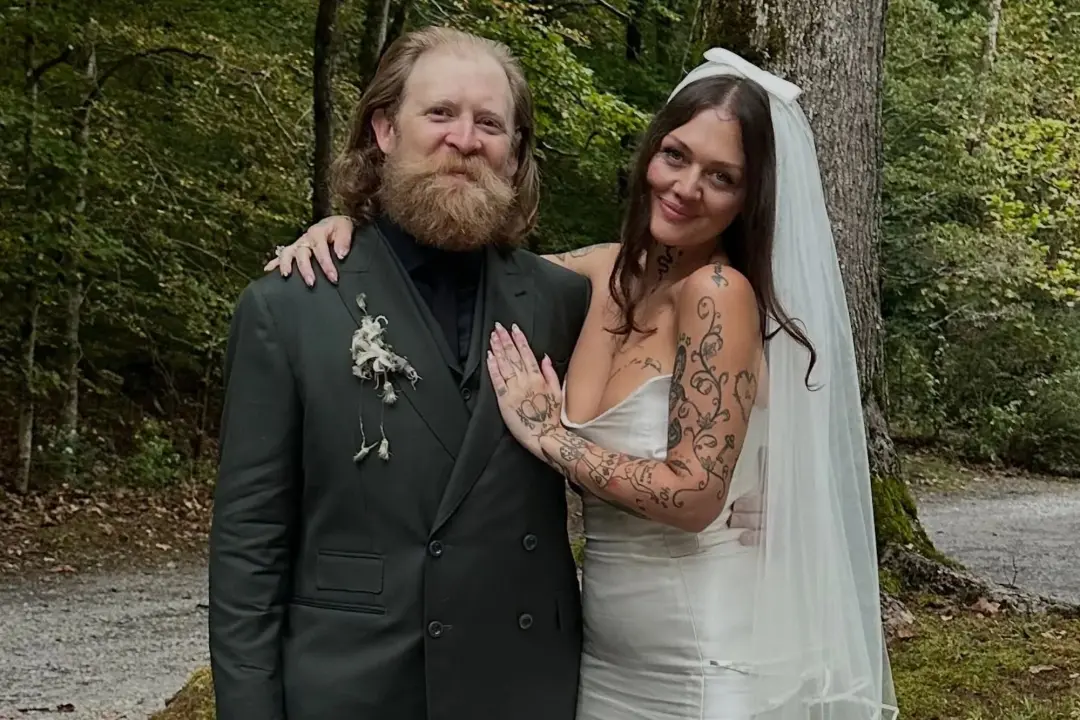 Elle King casou com seu namorado, um artista de tatuagem, em um casamento na floresta. A ausência do pai famoso dela ne…
