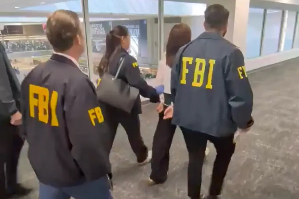 Em Los Angeles, o FBI prendeu Wanying Zhang, suspeita de ser uma agente estrangeira chinesa, enquanto ela ia para a Chi…