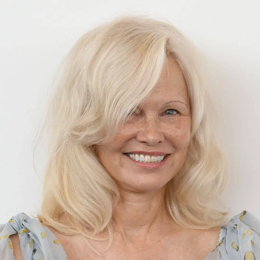 Pamela Anderson vestiu um tutu em fotos no jardim da casa canadense para a marca de skincare Sonsie. Gostei da ousadia …