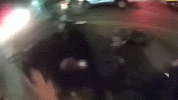 Arizona State, Tempe, Arizona. Uma ginasta universitária, Eryn Bonner, foi jogada ao chão por policiais após supostamen…