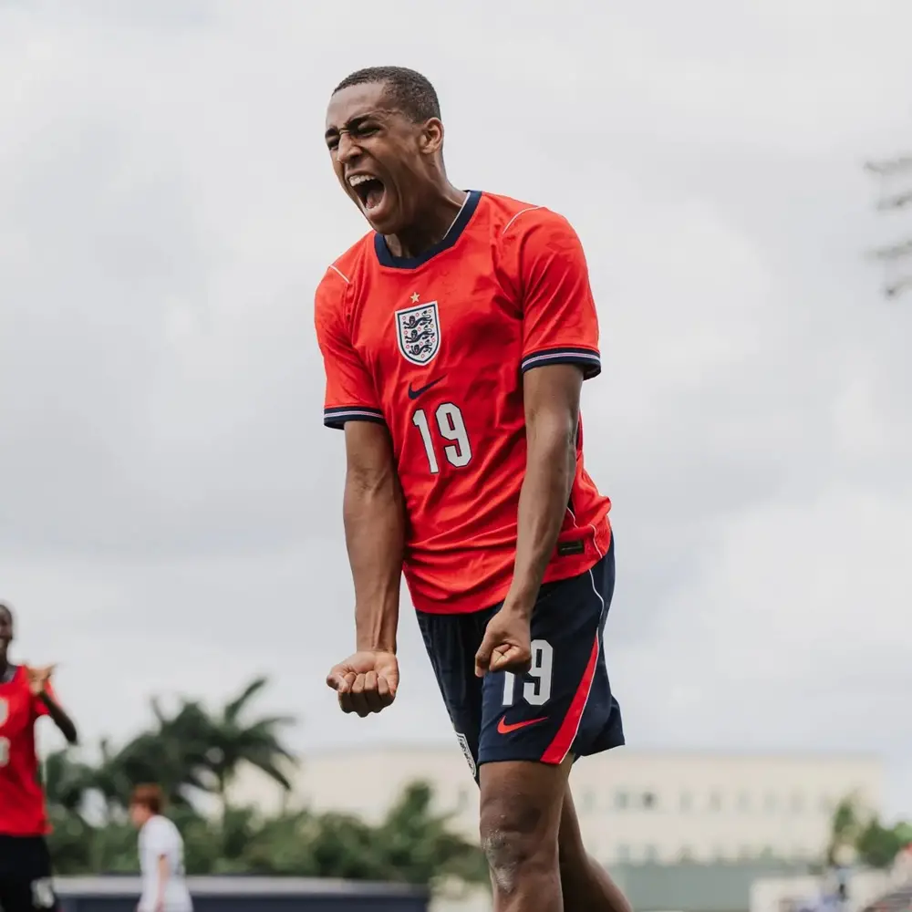 Mylo Bernard, camisa do Arsenal, marcou gol pelos sub-17 da Inglaterra contra a Alemanha no domingo. O lance dele foi i…