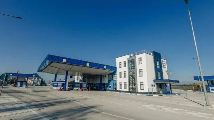 Posto de controle na fronteira Ucrânia Moldávia sofre ataque russo, ferindo um policial moldavo. A invasão atingiu a in…
