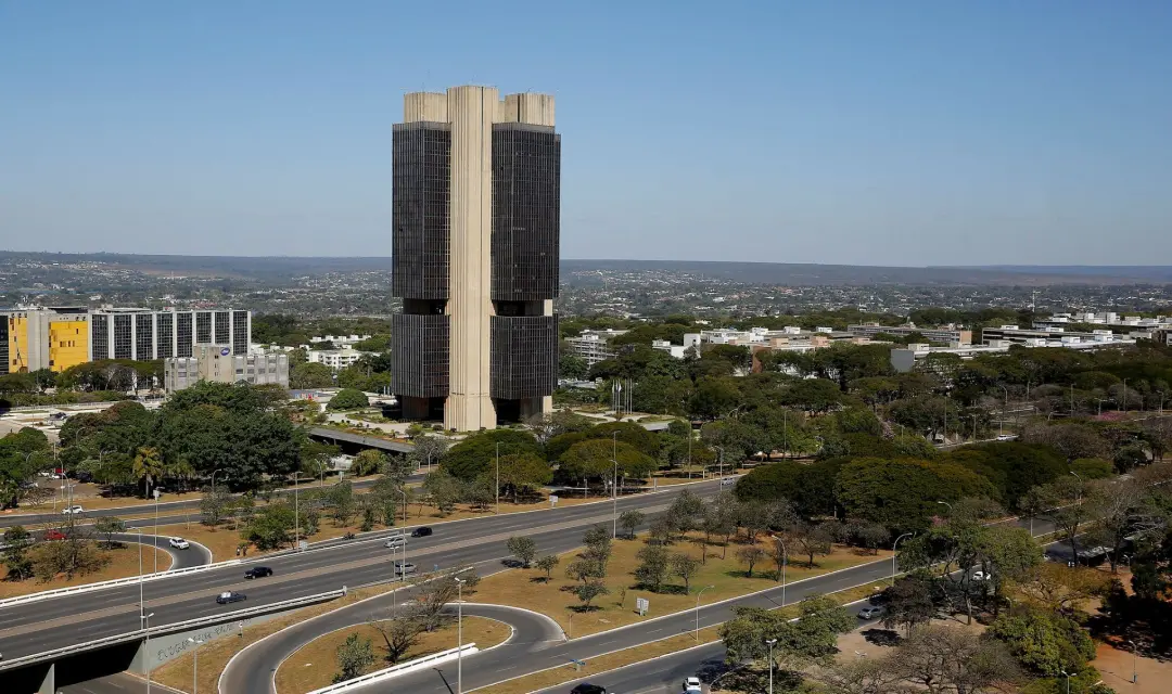 PIB em 2026 projetado em 1,85% pelo mercado, com a inflação prevista em 5,01%. A queda na projeção de crescimento mostr…