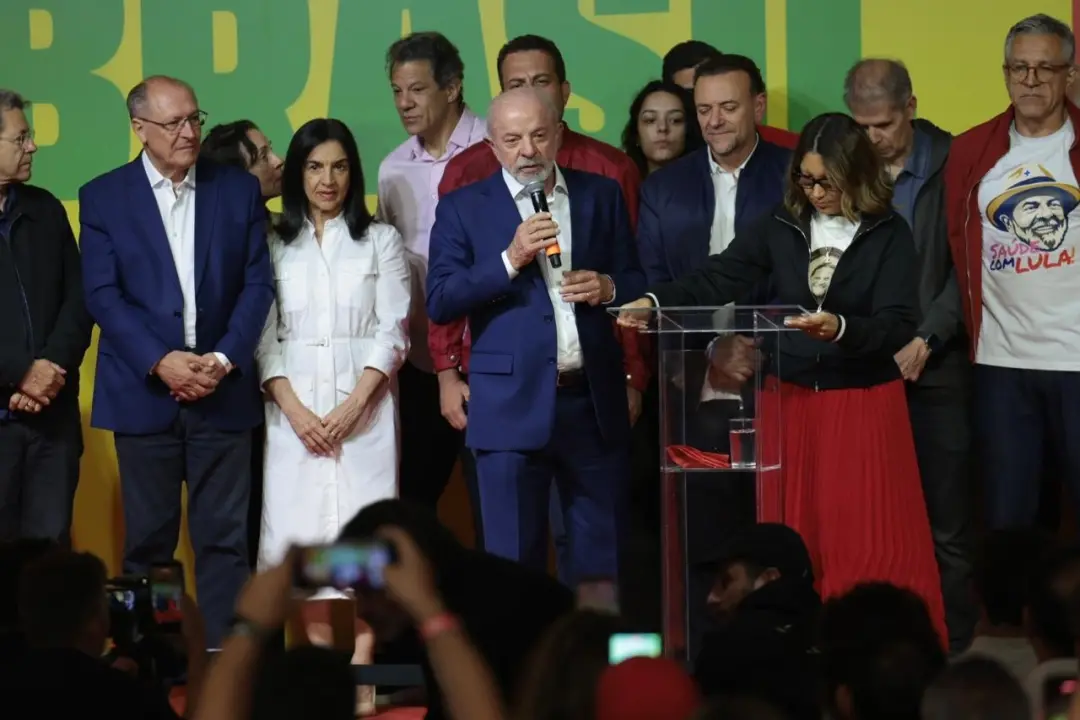 Lula e Flávio Bolsonaro seguem para o segundo turno da eleição após o primeiro turno, com 45% e 47% dos votos respectiv…