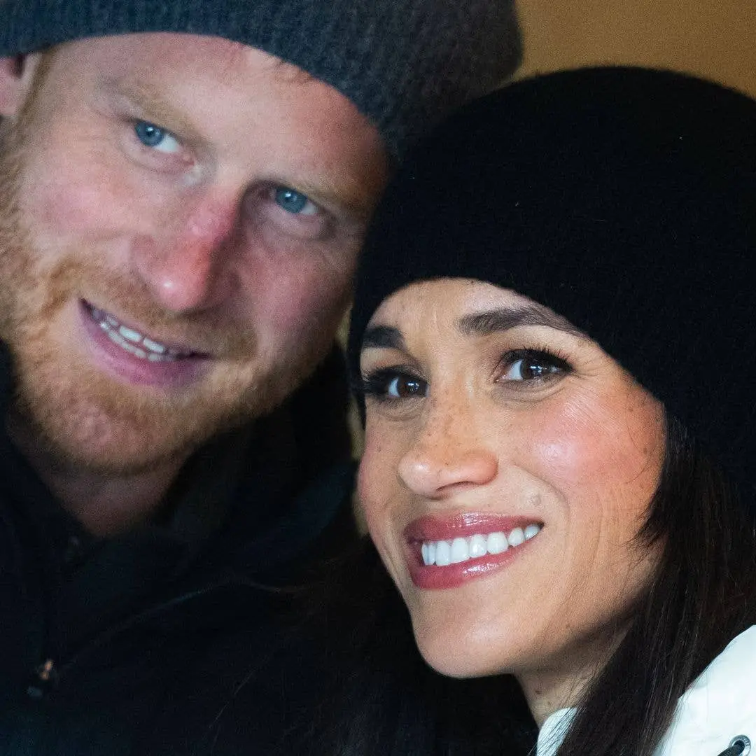 Meghan Markle usou o Anel Oura, igual ao do Príncipe Harry, no post do Advent Calendar. É um detalhe que mostra a sincr…