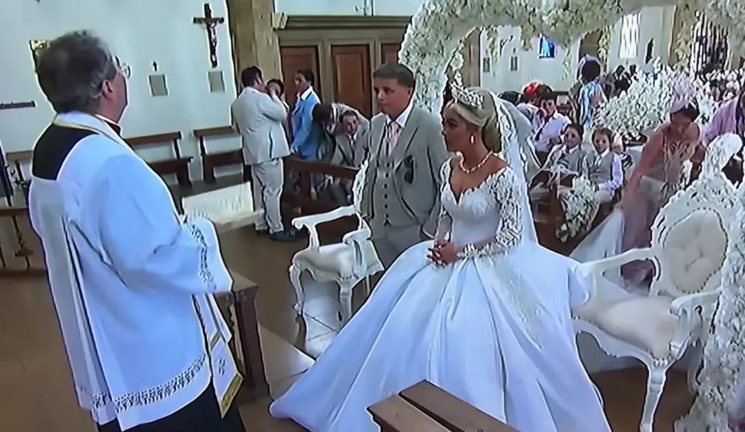 Northampton, Inglaterra, teve uma noiva de 19 anos que gritou com convidados durante o casamento após atraso. A gritari…
