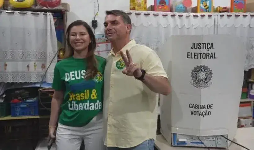 Em Minas Gerais e Tocantins, o senador Flávio Bolsonaro lidera a disputa, superando Lula, que teve vantagem em 2022. Es…