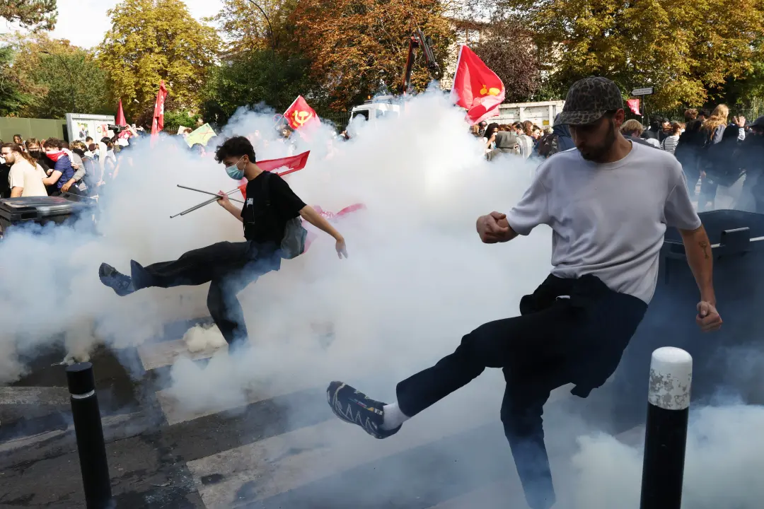 Professores espancados e escolas incendiadas na França, com agressões violentas a funcionários e estudantes. A violênci…