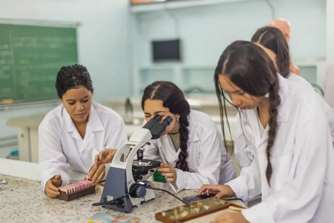 Mais de 40 mil estudantes de São Paulo foram beneficiados pelo Bolsa Estágio Ensino Médio. É um movimento que conecta a…