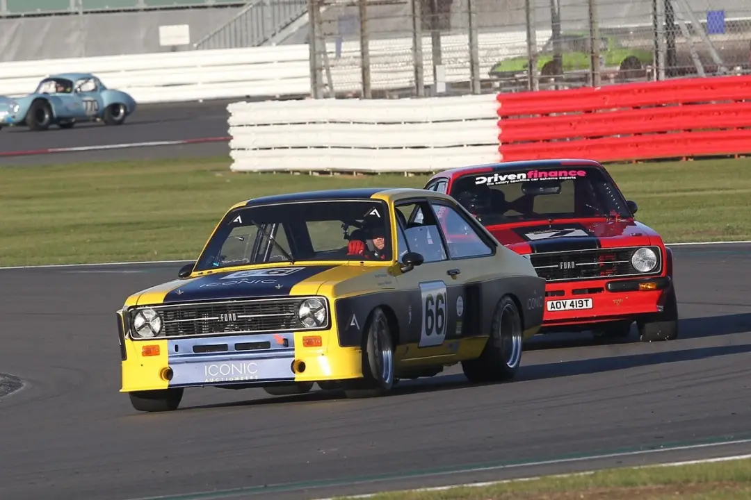 Nick e Harry Whale, na Equipe Silverstone Super Sprint, dominaram várias corridas no circuito de Silverstone. É notável…