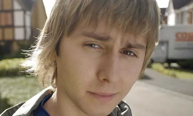 James Buckley, de Inbetweeners, revelou não conseguir pagar um cartão de viagem no começo da fama. É forte ver como a c…