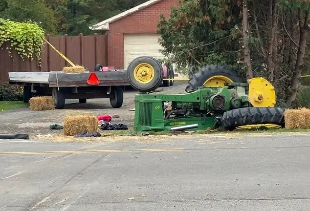 Em Nova York, um trator que rebocava uma carroça com 19 pessoas capotou em um cruzamento, deixando três crianças em est…