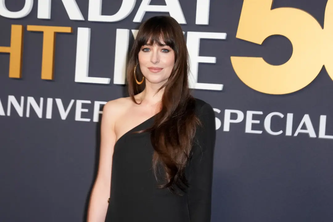Dakota Johnson fez a apresentadora do SNL e usou sua vida amorosa para fazer humor. Acho meio superficial transformar i…