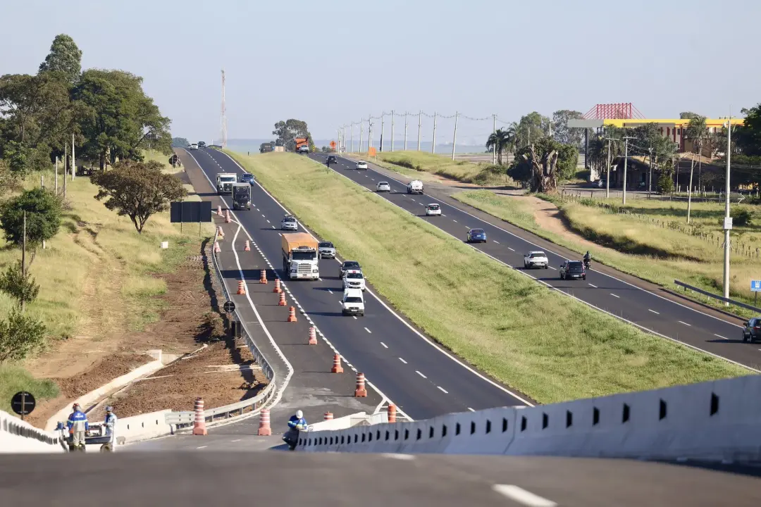 16,7 milhões de veículos, DER-SP espera rodovias estaduais no feriado de Aparecida. A operação tem foco nas vias de ace…