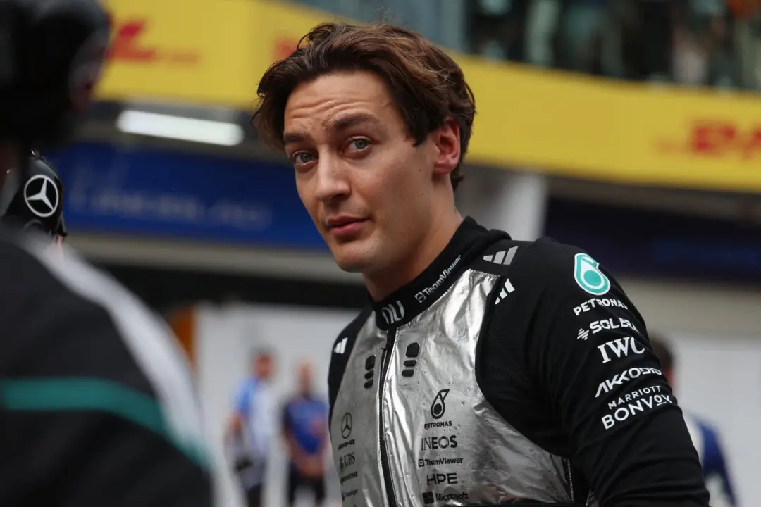 Sepang, Malásia. Falha no motor da Mercedes tira as chances de Russell no título, ecoando o lance de Hamilton em 2016. …