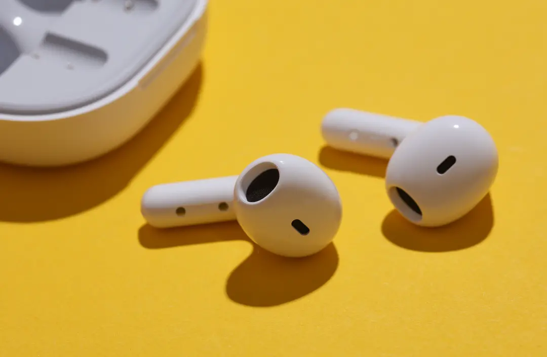93% dos adultos no Reino Unido ouvem algum áudio semanalmente. Sem os fones, comecei a perceber os pontos da linha do t…
