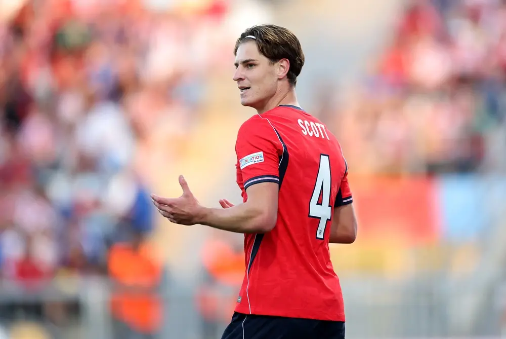 Alex Scott, meio-campista do Bournemouth, sofreu uma lesão de quase dois meses. A torcida de Arsenal esperava ele dispu…