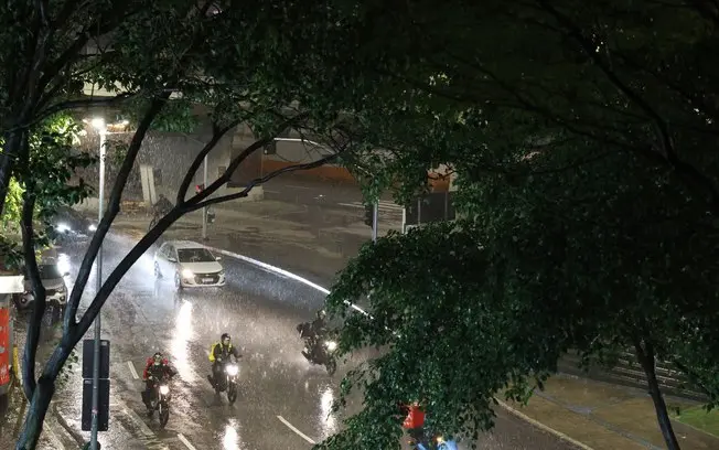 Ciclone traz chuva volumosa ao Sul enquanto o Norte passa de 40 graus. Essa dualidade de extremos, chuva forte no Sul e…