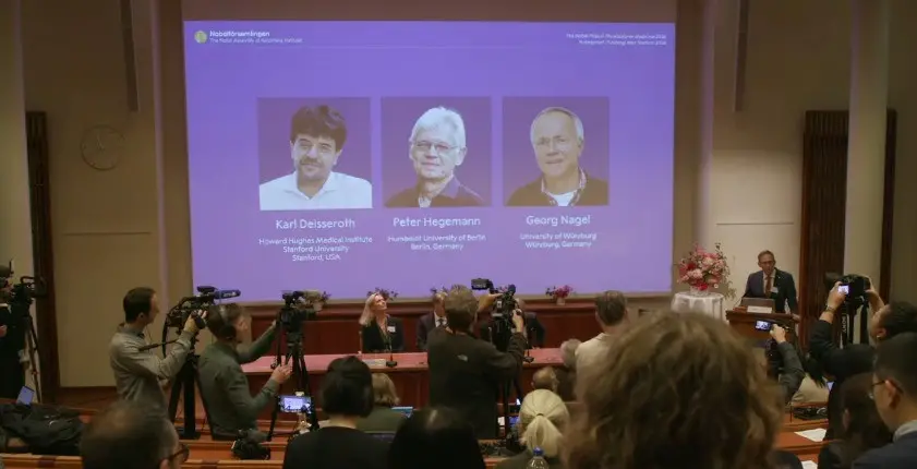 Karl Deisseroth, Peter Hegemann e Georg Nagel ganharam o Nobel de Medicina de 2026 por suas descobertas sobre a optogen…
