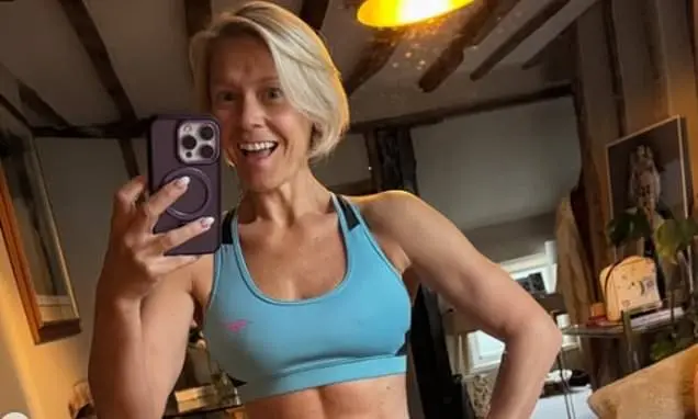 Suzanne Shaw postou fotos de um fim de semana em família exibindo seu abdômen definido após o HearSay anunciar que volt…