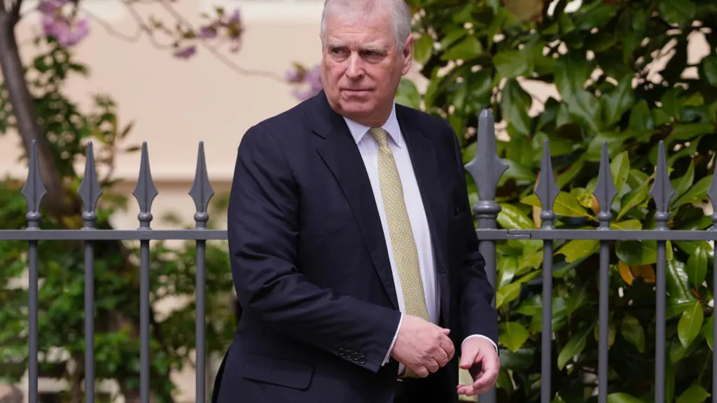 Prince Andrew entrou com ação legal para anular os mandados de busca referentes aos seus imóveis. A prisão dele ocorreu…