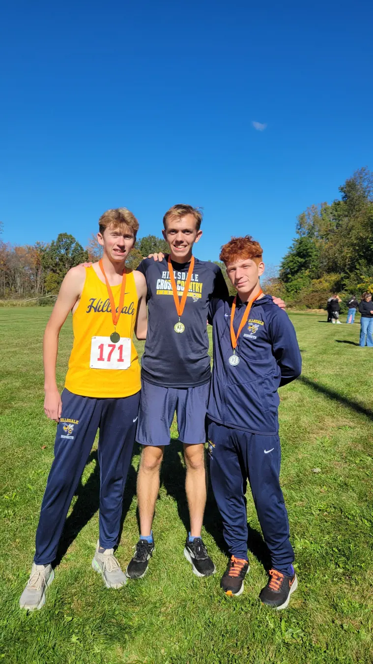 Hillsdale Boys Cross Country levou três atletas no top 50 do Stockbridge Invitational. O veterano Logan Youngman garant…
