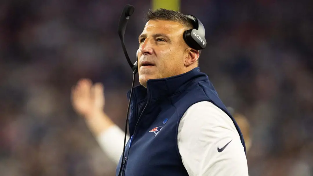 Mike Vrabel, técnico dos Patriots, reagiu a uma falta polêmica no jogo contra os Bills, onde ele confrontou o árbitro. …