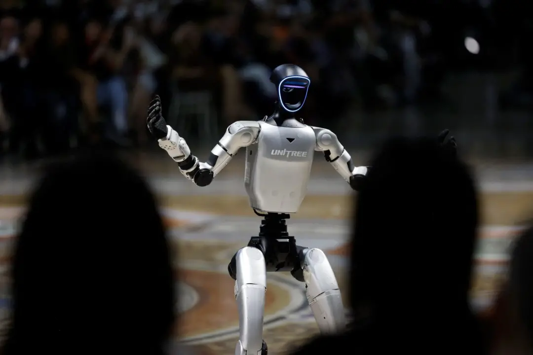 Robôs humanoides no Vogue World 2026, em Milão, acenaram na passarela e foram chacota de Prada e Michele. O uso de IA n…