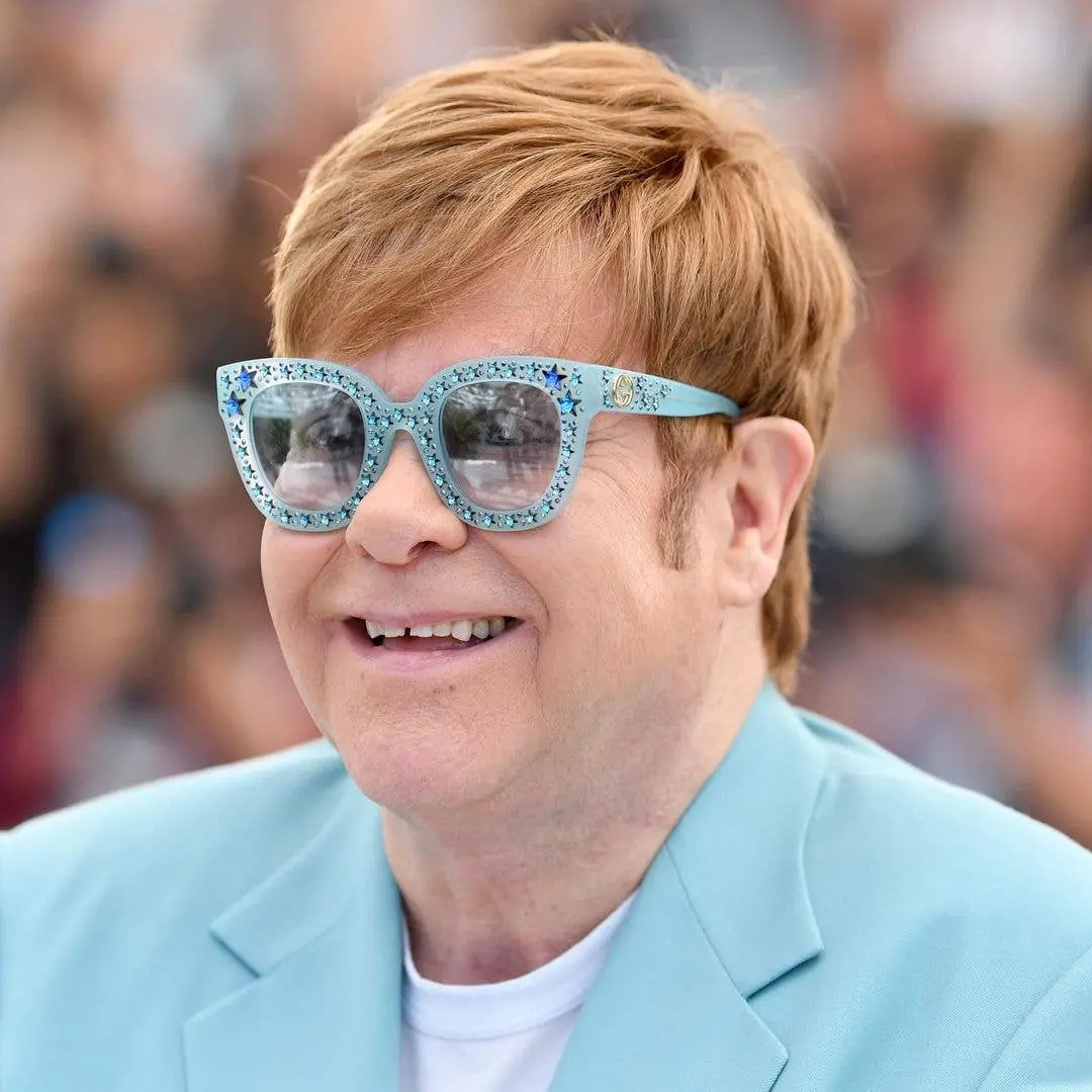 Sir Elton John falou sobre a sobriedade dele e a vida, comentando sobre o Harry Styles e os convidados do almoço de dom…
