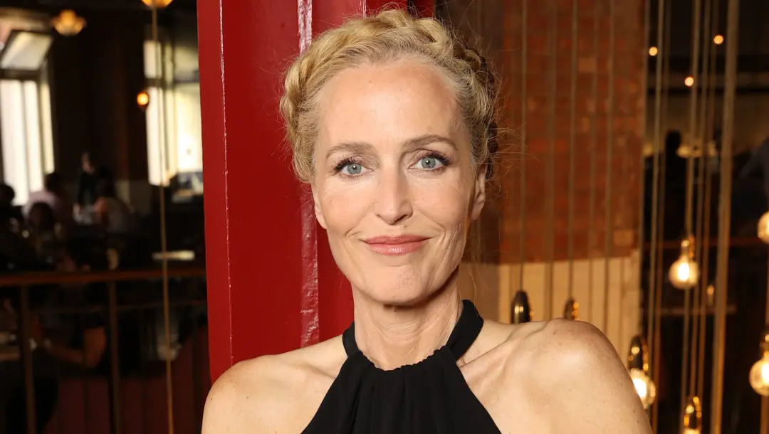 Gillian Anderson pediu para alguns superfãs não sentarem na primeira fila da peça em West End. Isso acontece quando a p…