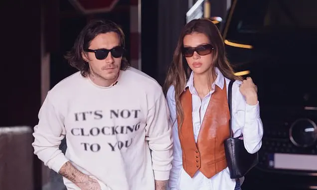 Brooklyn Beckham, de 27 anos, apareceu em Paris Fashion Week vestindo uma camiseta com mensagem de desinteresse e evito…